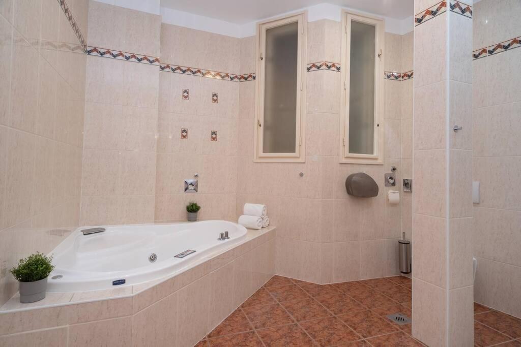Best Located, 150 M2 5 Bedrooms Apt., Budapest Eksteriør bilde